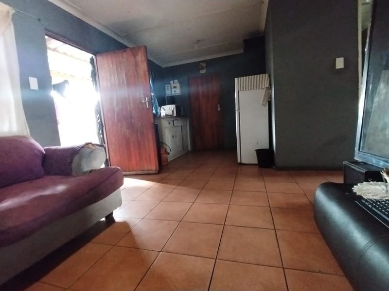 Two-Bedroom Home For Sale in Lavernder Hill.  - Photo 3