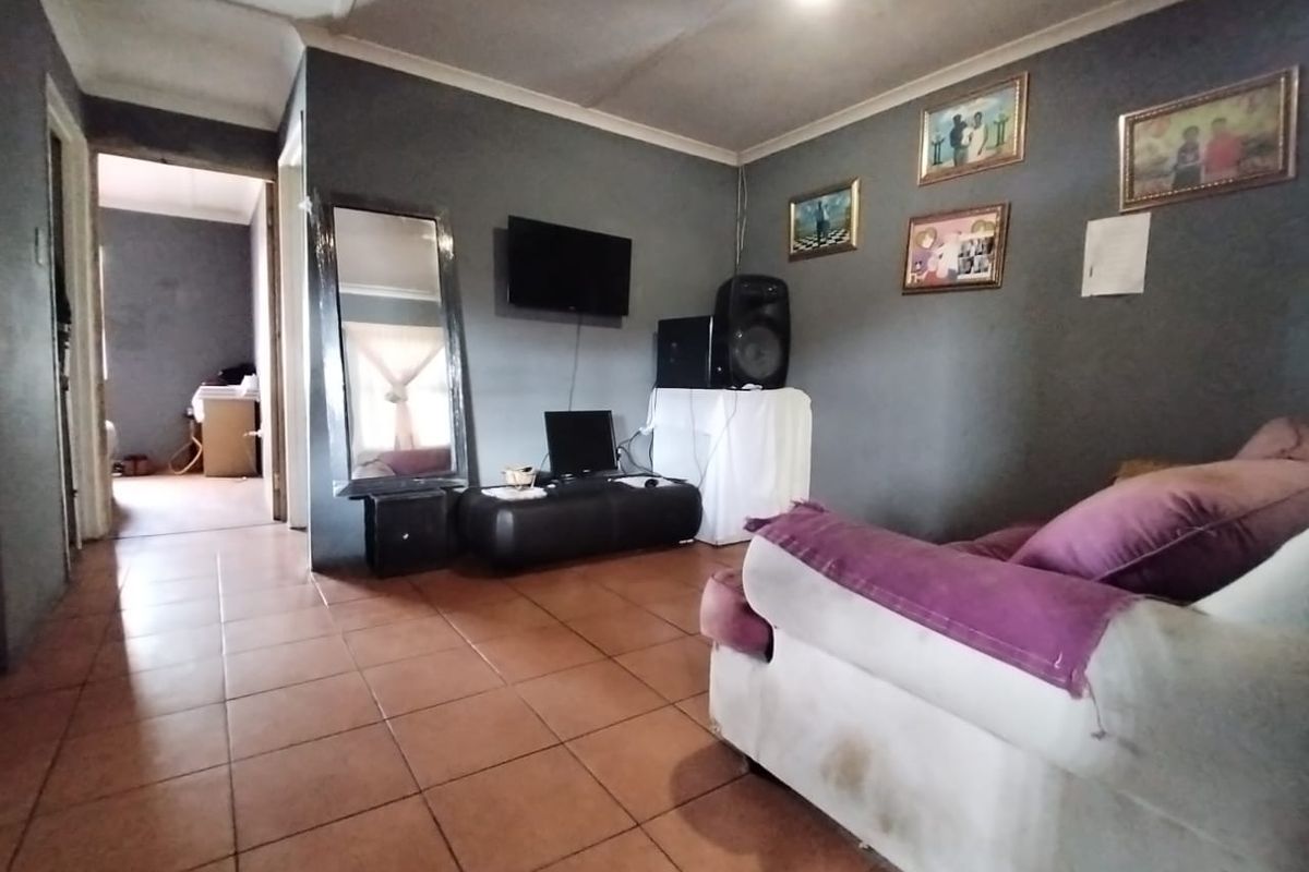 Two-Bedroom Home For Sale in Lavernder Hill.  - Photo 2