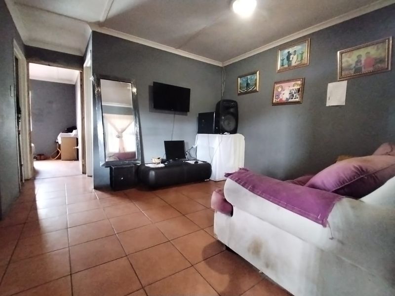 Two-Bedroom Home For Sale in Lavernder Hill.  - Photo 2