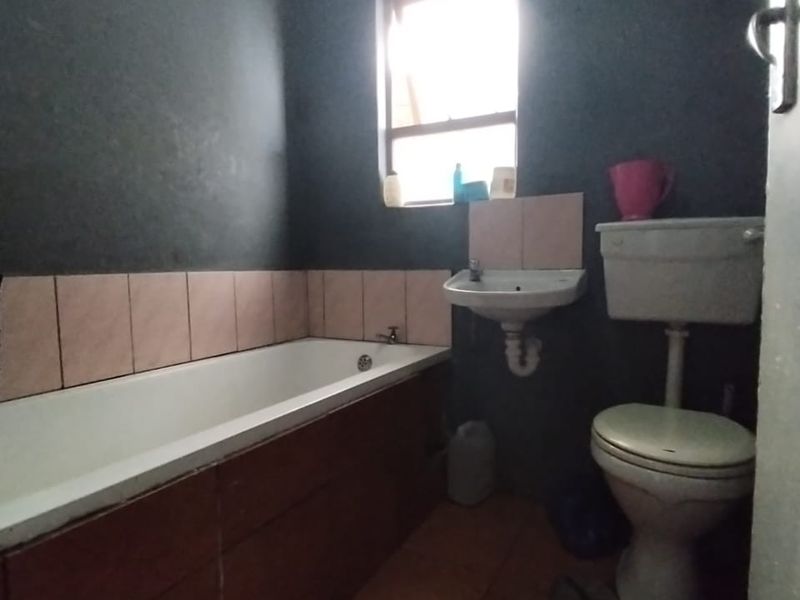 Two-Bedroom Home For Sale in Lavernder Hill.  - Photo 6