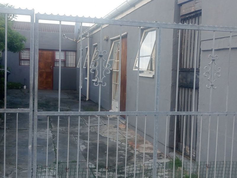 Lovely 3 Bedrooms in Eastridge  - Photo 2