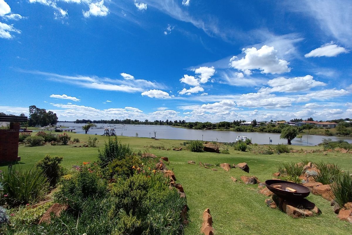 Modern Elegance Meets Waterfront Living - Photo 3