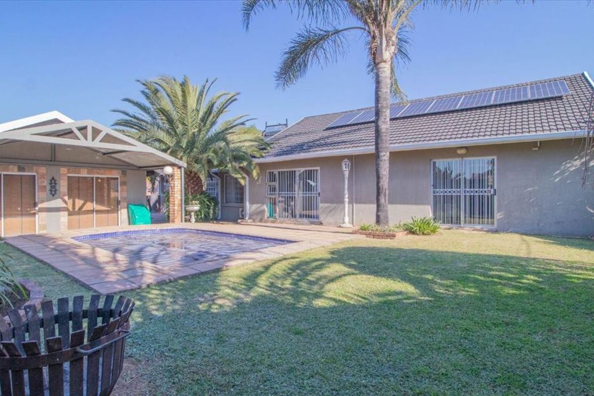 Spacious Family Home with Pool and Ample Parking - Photo 3