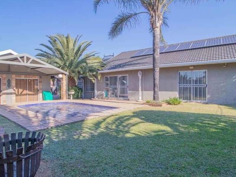 Spacious Family Home with Pool and Ample Parking - Photo 3