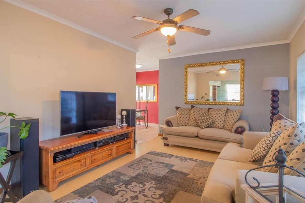 Spacious Family Home with Pool and Ample Parking - Photo 2