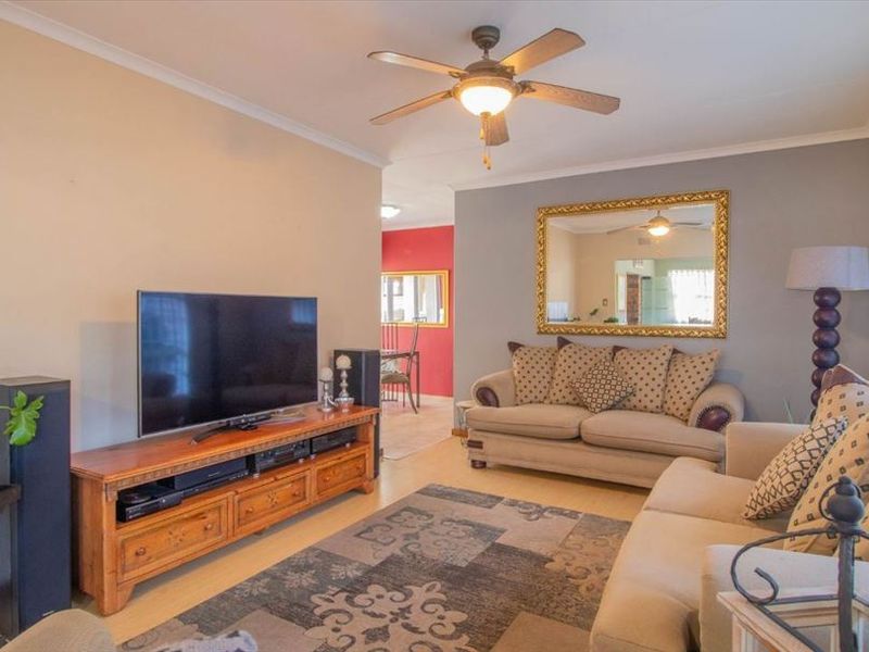 Spacious Family Home with Pool and Ample Parking - Photo 2