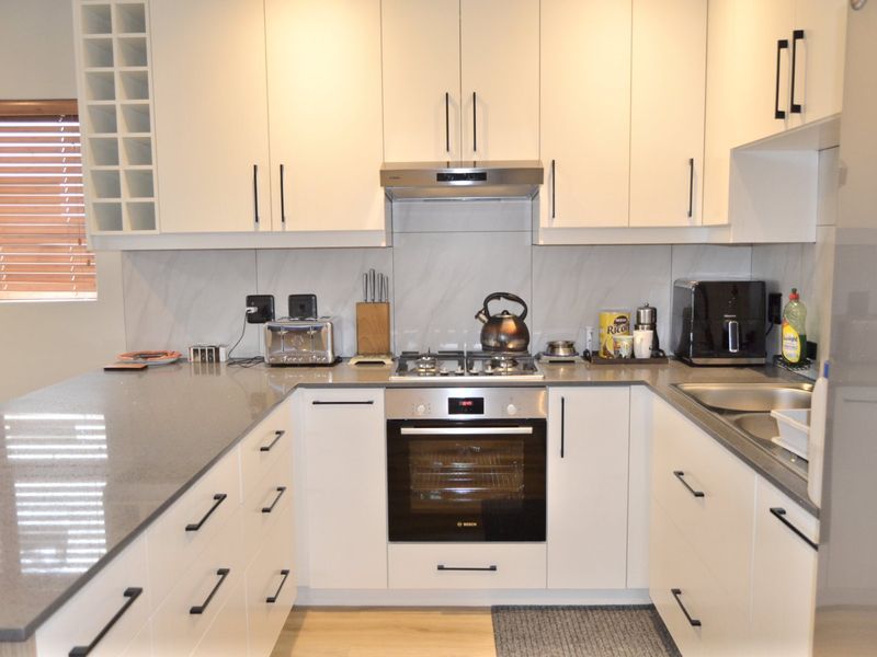 Charming 3-Bedroom Home in Somerset Lakes – Perfect for Downsizing - Photo 5