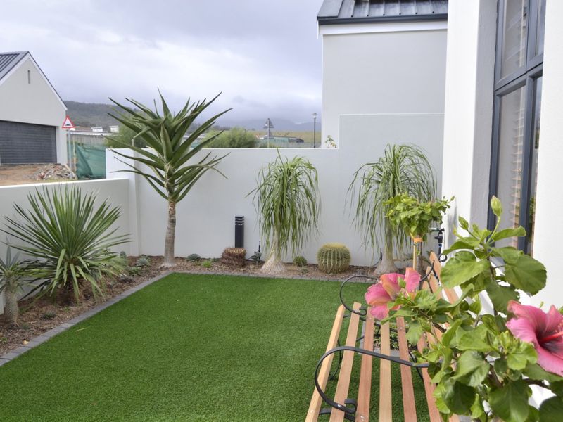 Charming 3-Bedroom Home in Somerset Lakes – Perfect for Downsizing - Photo 3