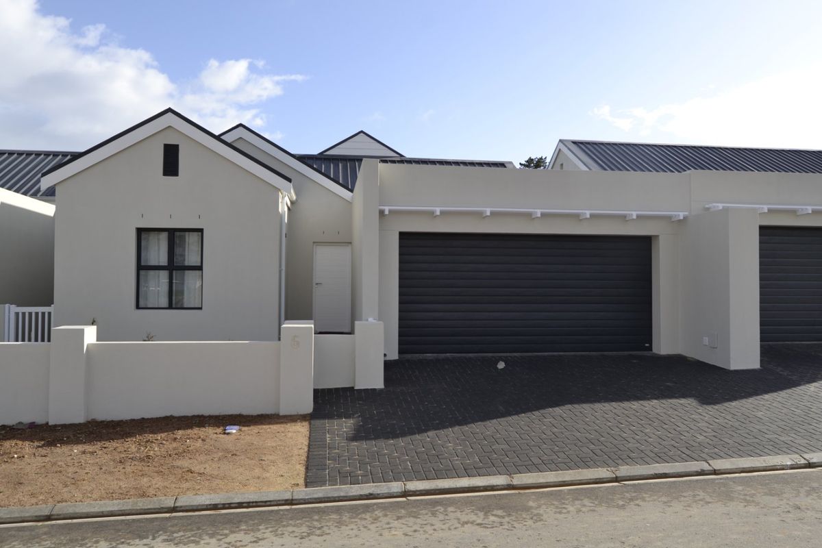 Charming 3-Bedroom Home in Somerset Lakes – Perfect for Downsizing - Photo 2