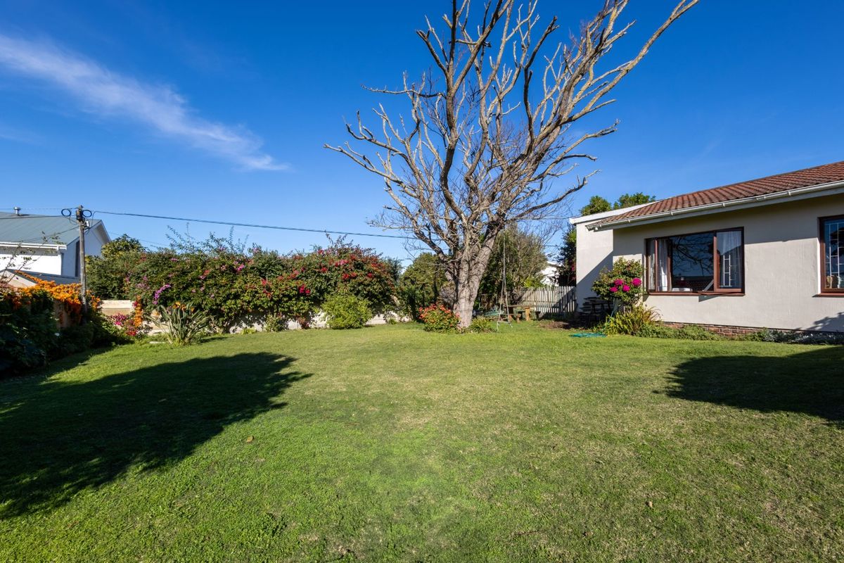 Lovely Three Bedroom House in Quiet Neighbourhood - Photo 5