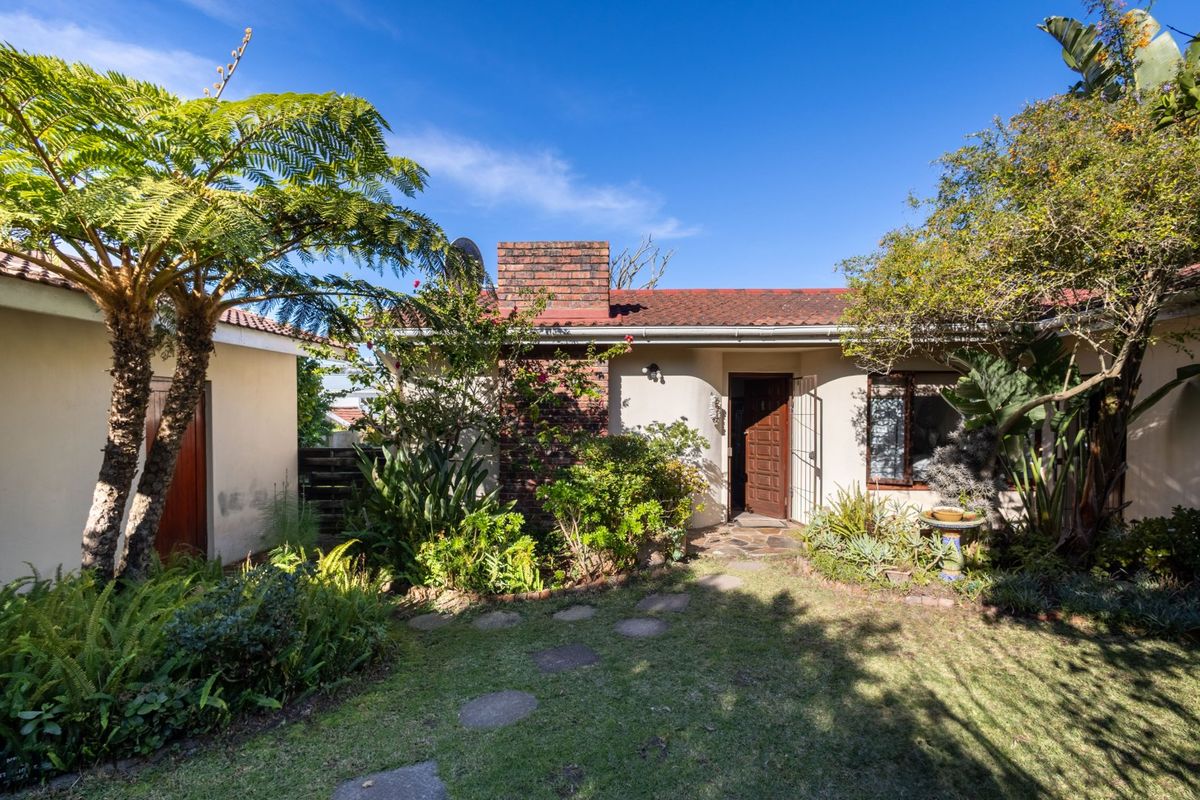 Lovely Three Bedroom House in Quiet Neighbourhood - Photo 3