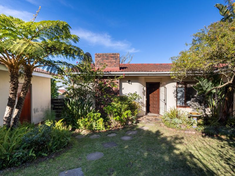 Lovely Three Bedroom House in Quiet Neighbourhood - Photo 3