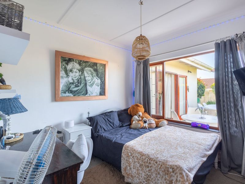 Lovely Three Bedroom House in Quiet Neighbourhood - Photo 10