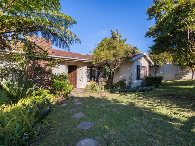 Lovely Three Bedroom House in Quiet Neighbourhood - Photo 2