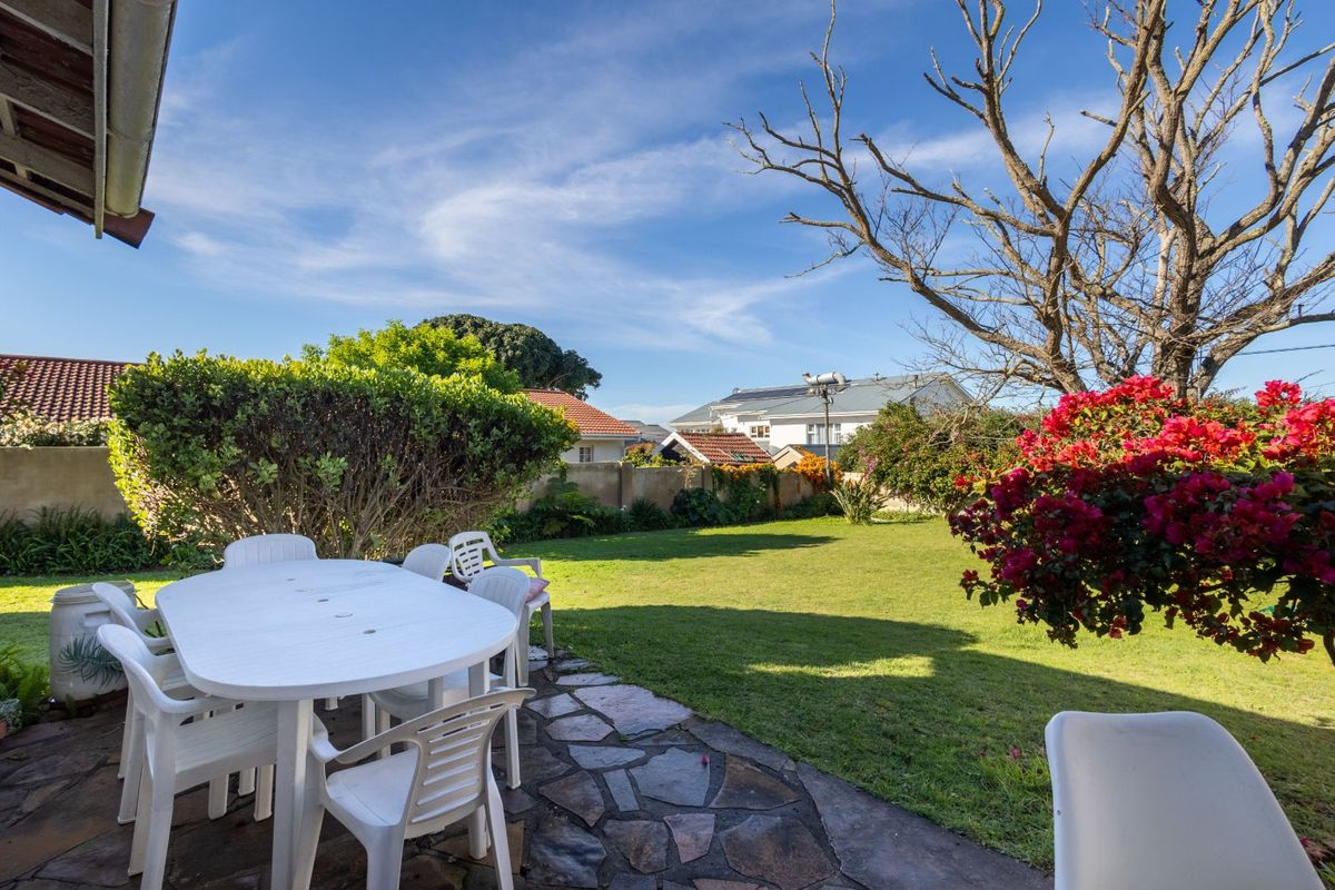 Lovely Three Bedroom House in Quiet Neighbourhood - Photo 4