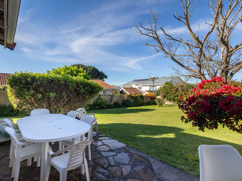 Lovely Three Bedroom House in Quiet Neighbourhood - Photo 4