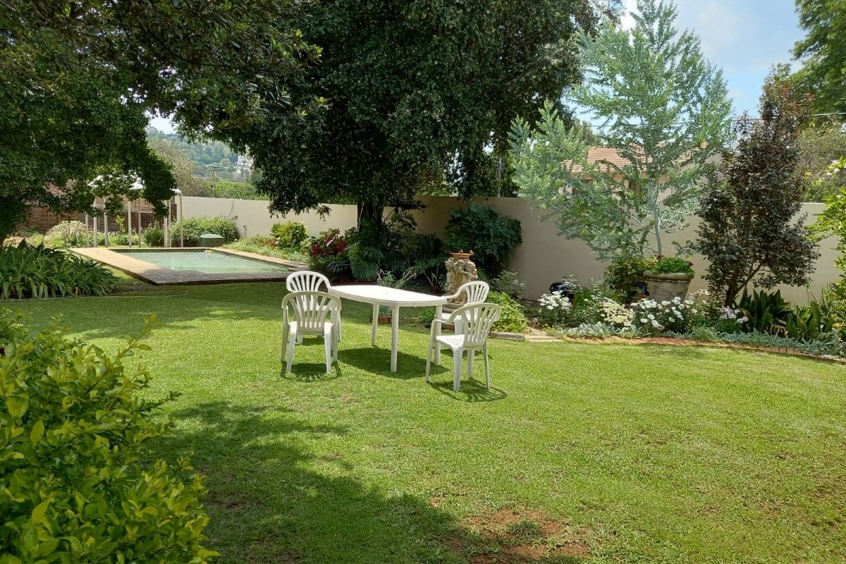 2 Bed 2bath Cosy House cottage with a Lovely Garden-Corporate Rental, suitable for Expats, Professionals-Water, Utilities, House Keeping, Uncapped Wi-fi all included-Rosebank.  A Steal! - Photo 2