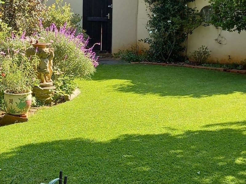 2 Bed 2bath Cosy House cottage with a Lovely Garden-Corporate Rental, suitable for Expats, Professionals-Water, Utilities, House Keeping, Uncapped Wi-fi all included-Rosebank.  A Steal! - Photo 7