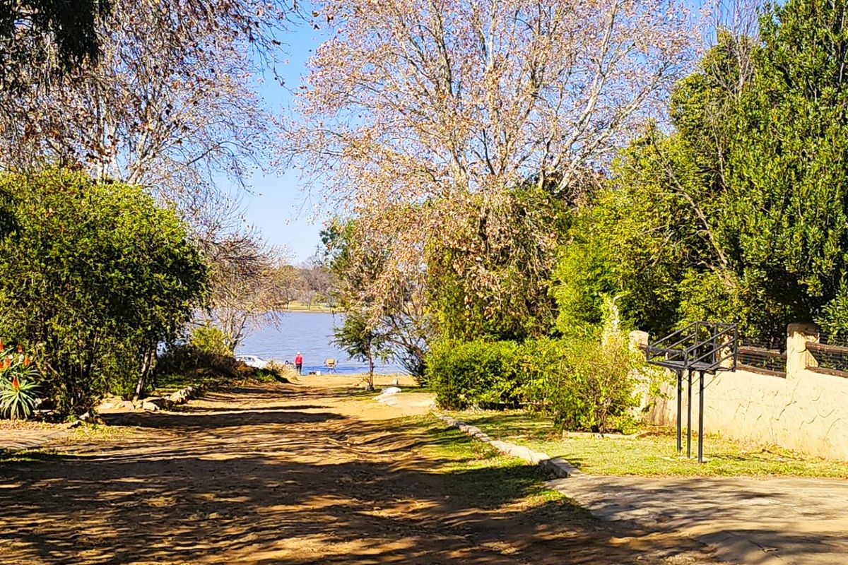 Perfect Location in Deneysville by the Vaal Dam - Photo 3