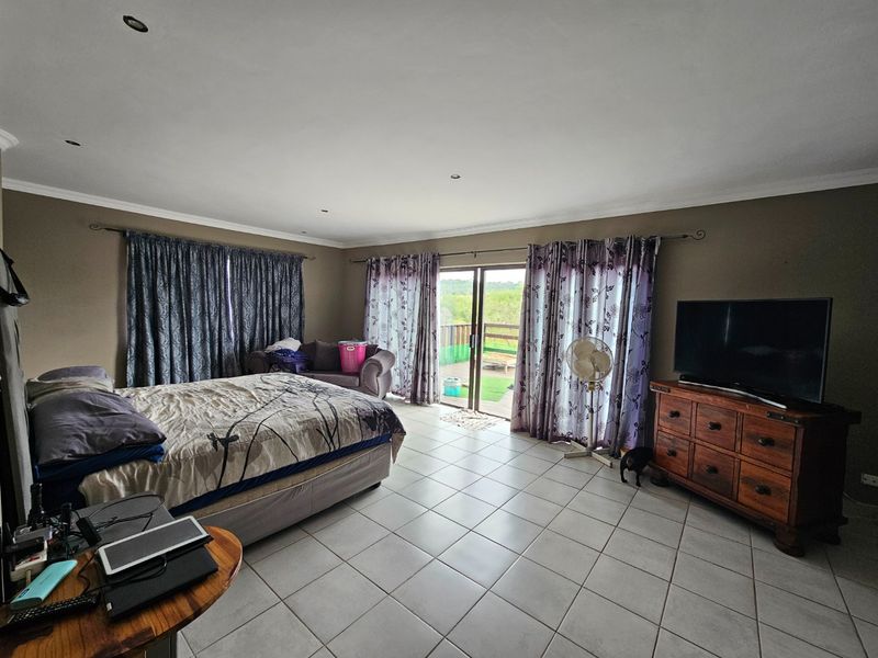 Large Family Home, Peaceful Views, Centrally Located  - Photo 9