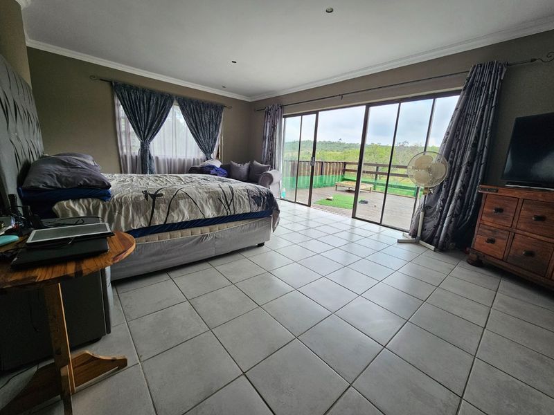 Large Family Home, Peaceful Views, Centrally Located  - Photo 8