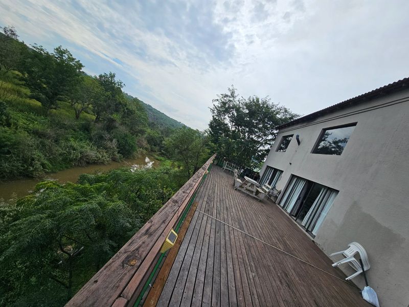 Large Family Home, Peaceful Views, Centrally Located  - Photo 6