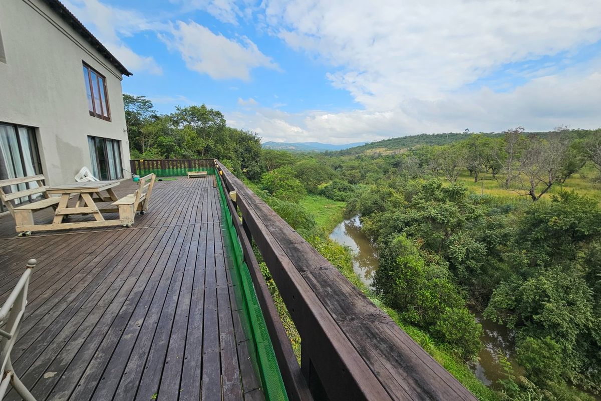 Large Family Home, Peaceful Views, Centrally Located  - Photo 5