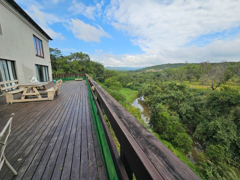 Large Family Home, Peaceful Views, Centrally Located  - Photo 5