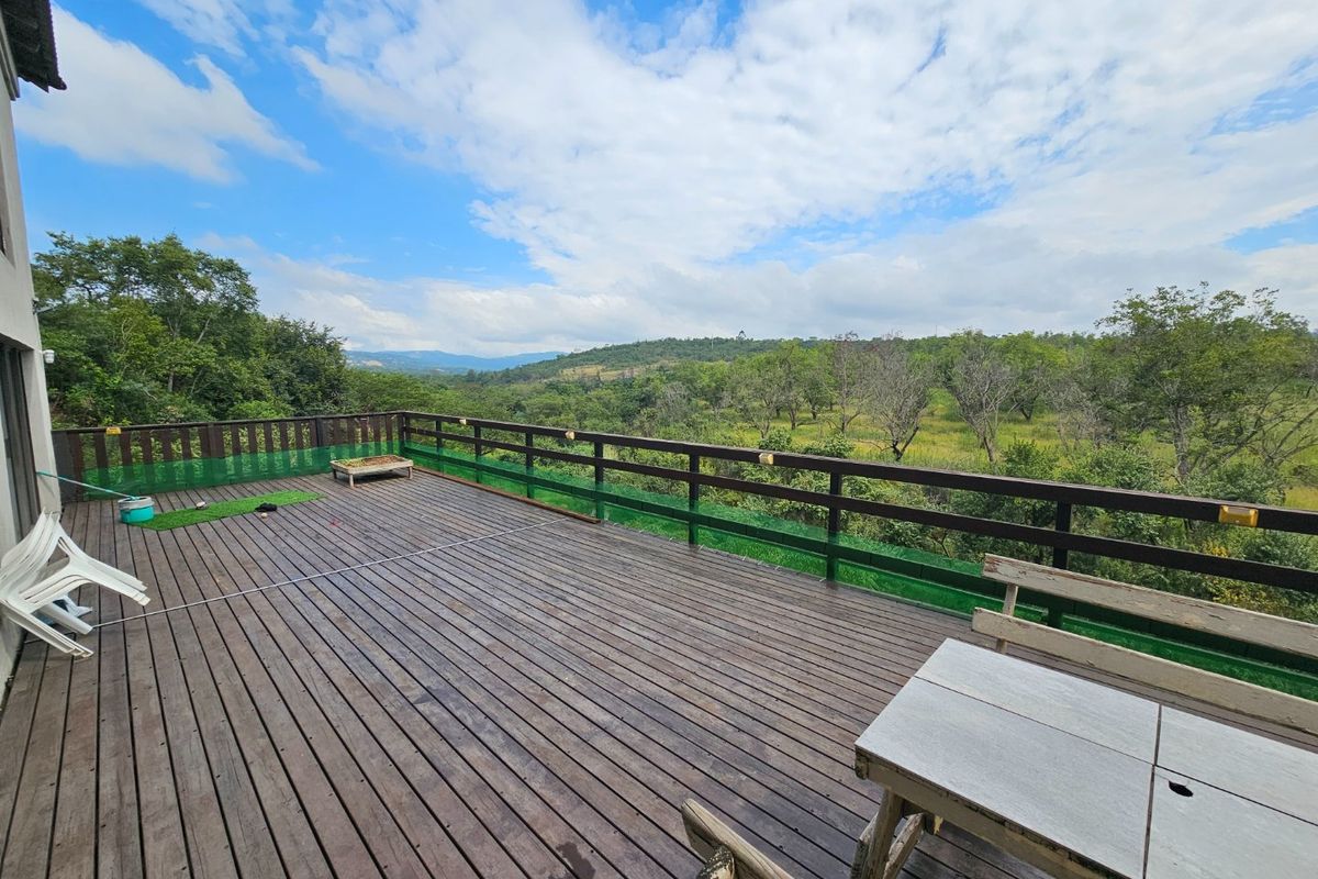 Large Family Home, Peaceful Views, Centrally Located  - Photo 3