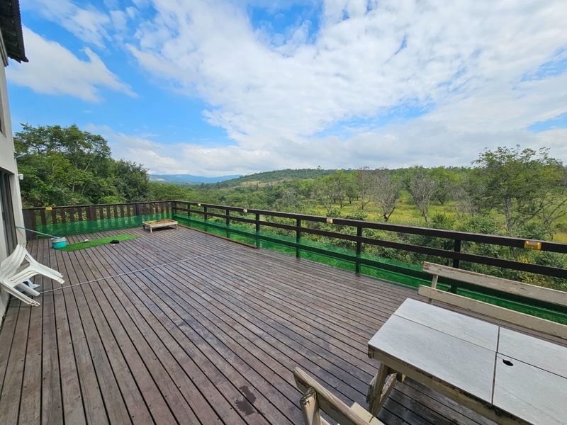 Large Family Home, Peaceful Views, Centrally Located  - Photo 3