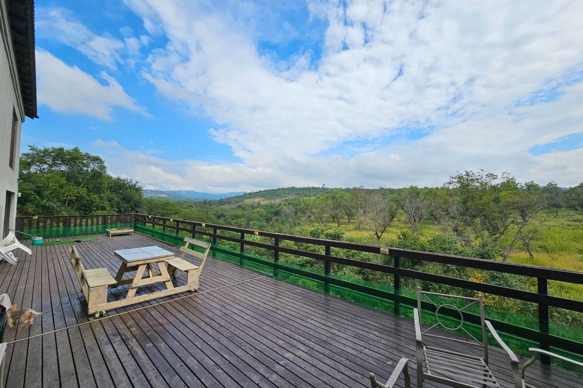 Large Family Home, Peaceful Views, Centrally Located  - Photo 2