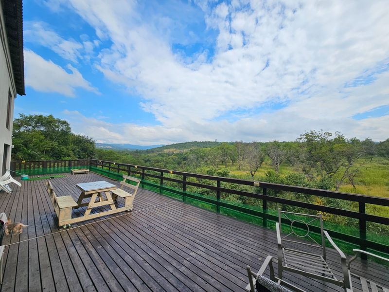 Large Family Home, Peaceful Views, Centrally Located  - Photo 2