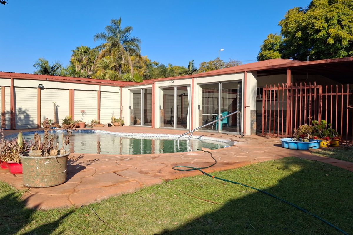 STUNNING DOUBLE-STORY 8 BED HOUSE WITH POOL FOR SALE IN PRETORIA NORTH - Photo 3