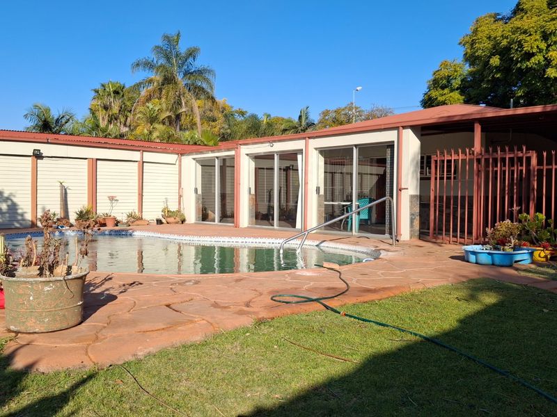 STUNNING DOUBLE-STORY 8 BED HOUSE WITH POOL FOR SALE IN PRETORIA NORTH - Photo 3