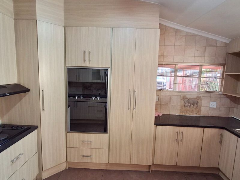 STUNNING DOUBLE-STORY 8 BED HOUSE WITH POOL FOR SALE IN PRETORIA NORTH - Photo 10