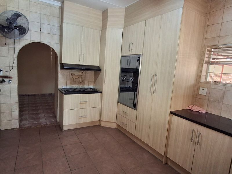 STUNNING DOUBLE-STORY 8 BED HOUSE WITH POOL FOR SALE IN PRETORIA NORTH - Photo 9