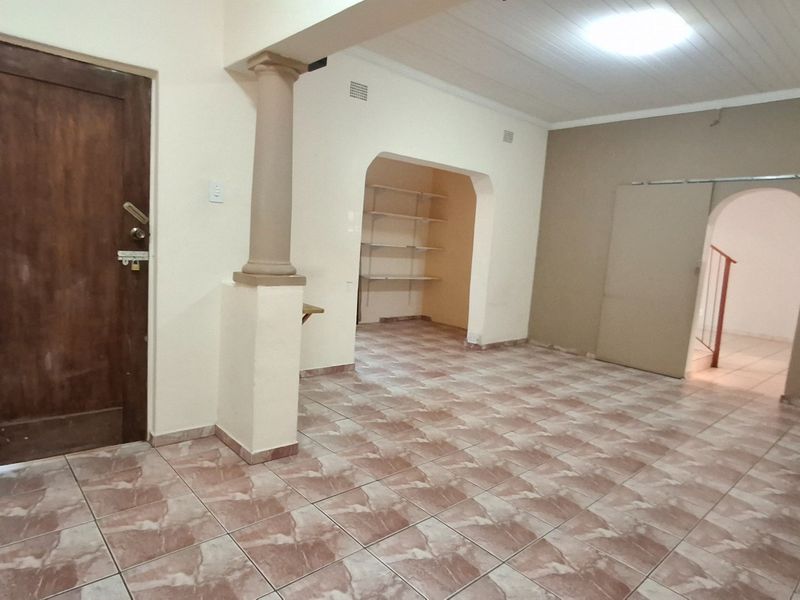 STUNNING DOUBLE-STORY 8 BED HOUSE WITH POOL FOR SALE IN PRETORIA NORTH - Photo 8