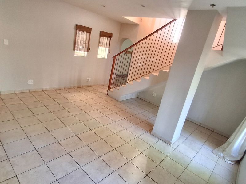 STUNNING DOUBLE-STORY 8 BED HOUSE WITH POOL FOR SALE IN PRETORIA NORTH - Photo 7