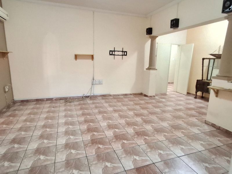 STUNNING DOUBLE-STORY 8 BED HOUSE WITH POOL FOR SALE IN PRETORIA NORTH - Photo 6