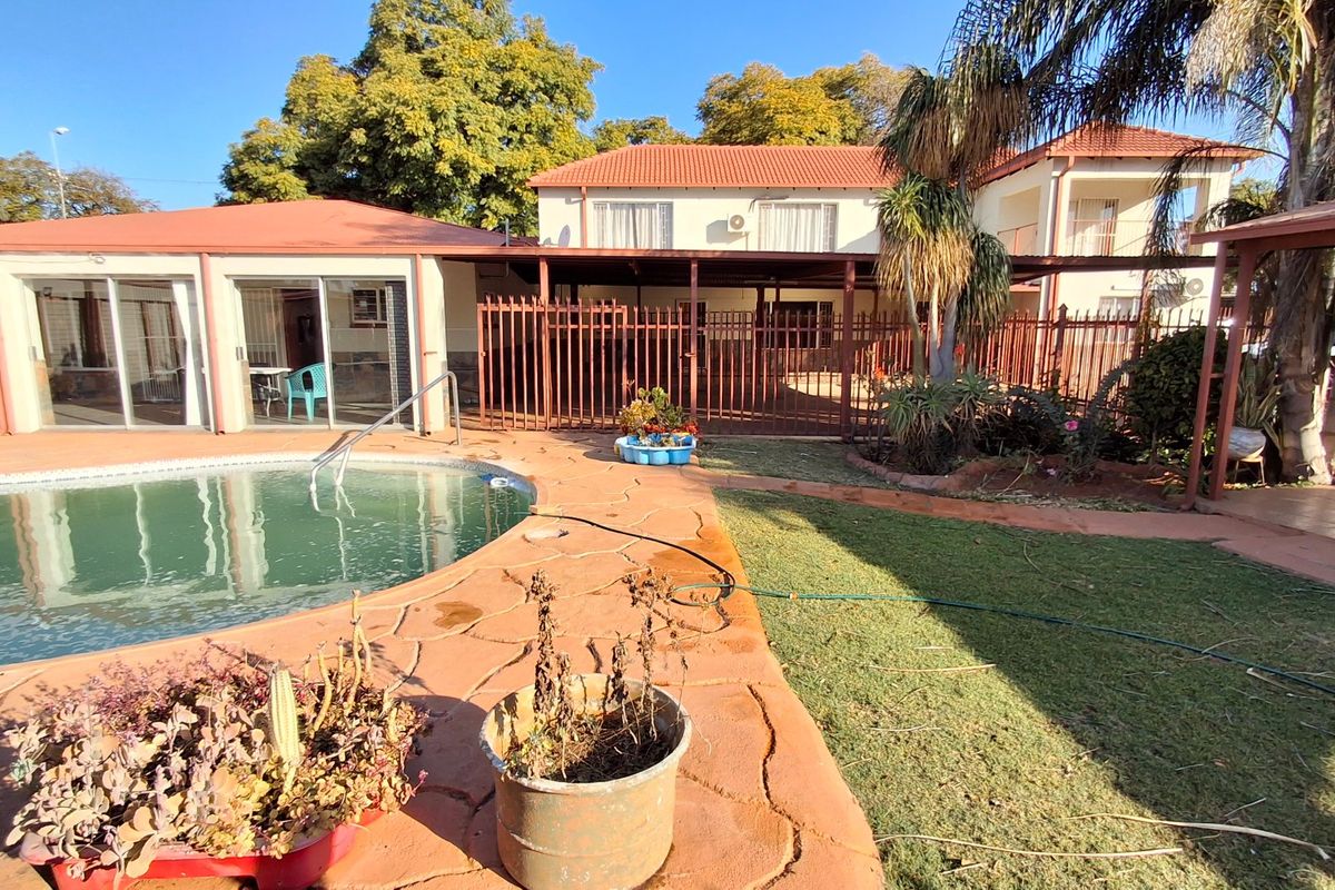 STUNNING DOUBLE-STORY 8 BED HOUSE WITH POOL FOR SALE IN PRETORIA NORTH - Photo 2