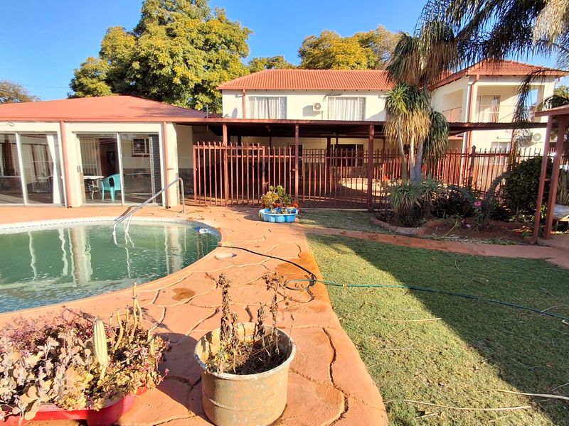 STUNNING DOUBLE-STORY 8 BED HOUSE WITH POOL FOR SALE IN PRETORIA NORTH - Photo 2