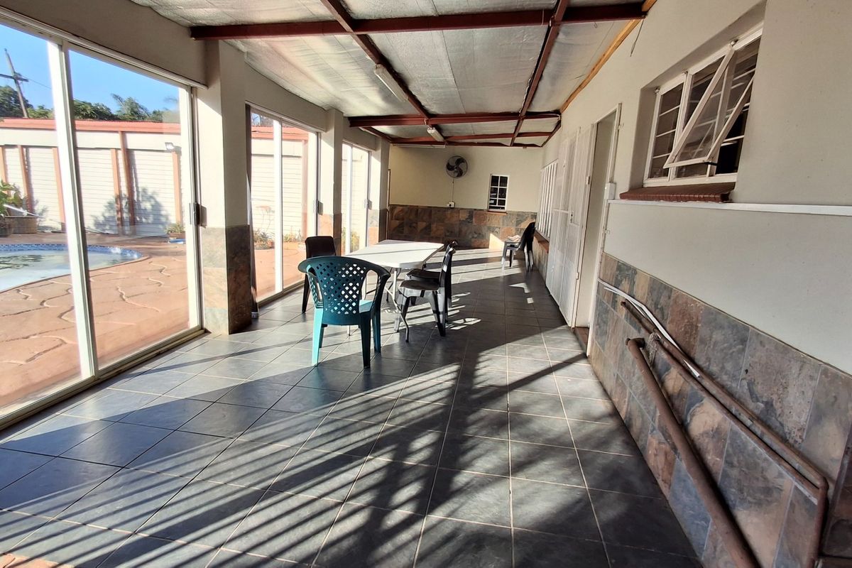 STUNNING DOUBLE-STORY 8 BED HOUSE WITH POOL FOR SALE IN PRETORIA NORTH - Photo 4
