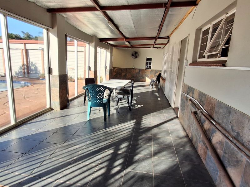 STUNNING DOUBLE-STORY 8 BED HOUSE WITH POOL FOR SALE IN PRETORIA NORTH - Photo 4