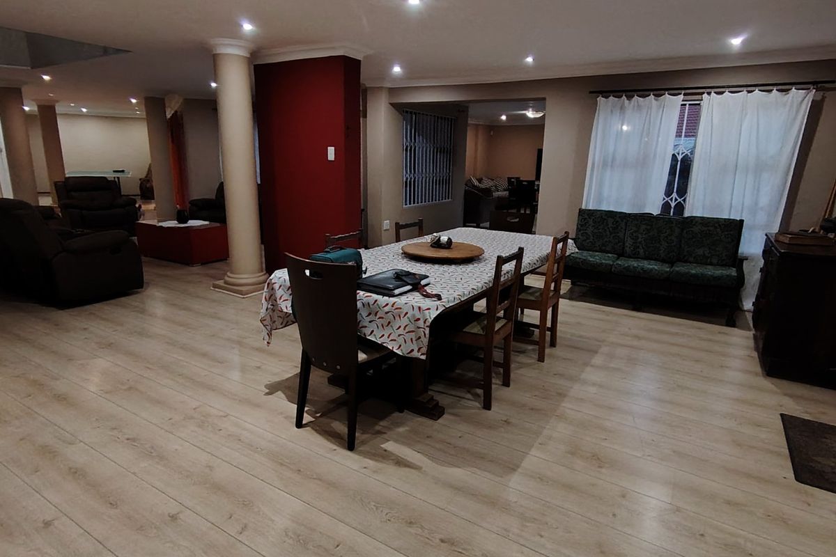 Exclusive 540m2 Family Residence in Rooihuiskraal North Centurion - Space, Style & Sophistication! - Photo 3