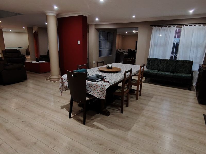 Exclusive 540m2 Family Residence in Rooihuiskraal North Centurion - Space, Style & Sophistication! - Photo 3