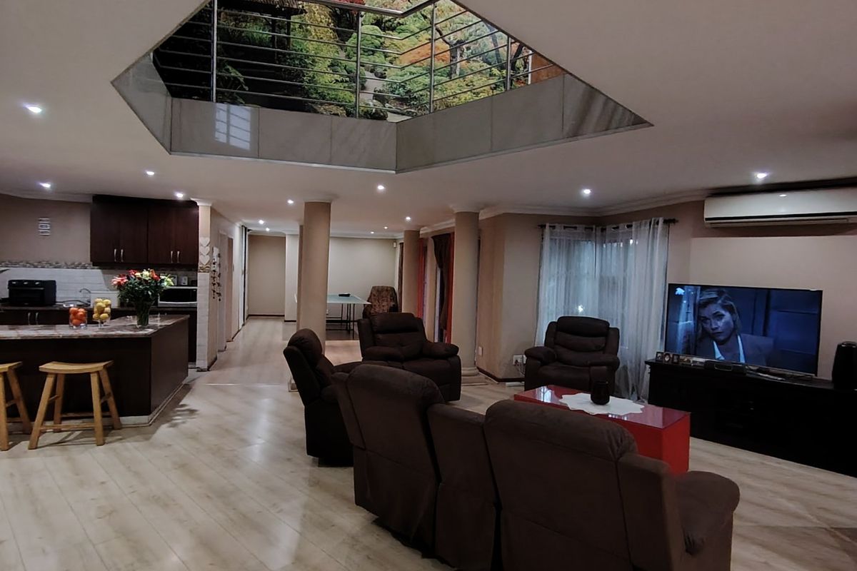 Exclusive 540m2 Family Residence in Rooihuiskraal North Centurion - Space, Style & Sophistication! - Photo 2