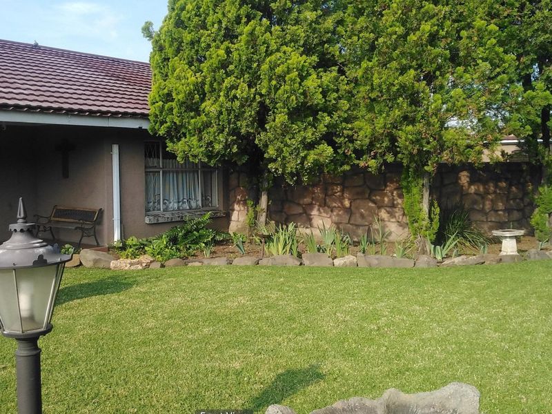 Meyerville Property for sale: Charming 3-Bedroom Family Home with Pool, Lapa & Double Garage - Photo 9