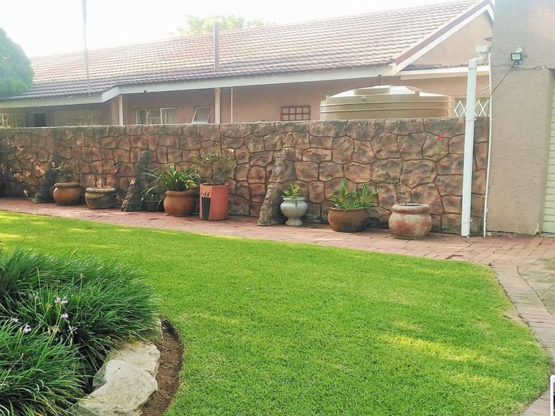 Meyerville Property for sale: Charming 3-Bedroom Family Home with Pool, Lapa & Double Garage - Photo 10