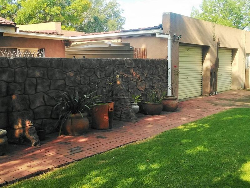 Meyerville Property for sale: Charming 3-Bedroom Family Home with Pool, Lapa & Double Garage - Photo 8