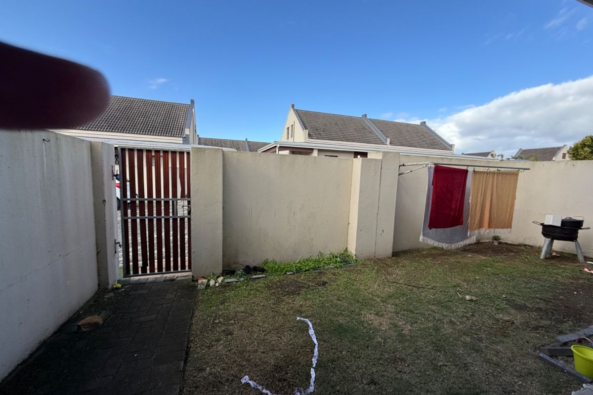 Spacious neat 2 bed in secure complex. - Photo 3